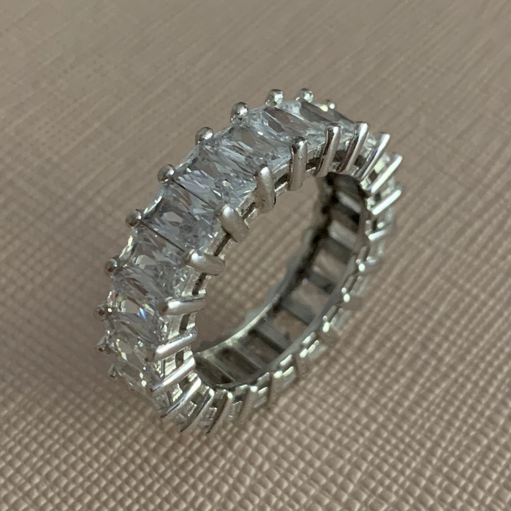 NWOT Sterling Silver Emerald large CZ EternityBand - Picture 8 of 8